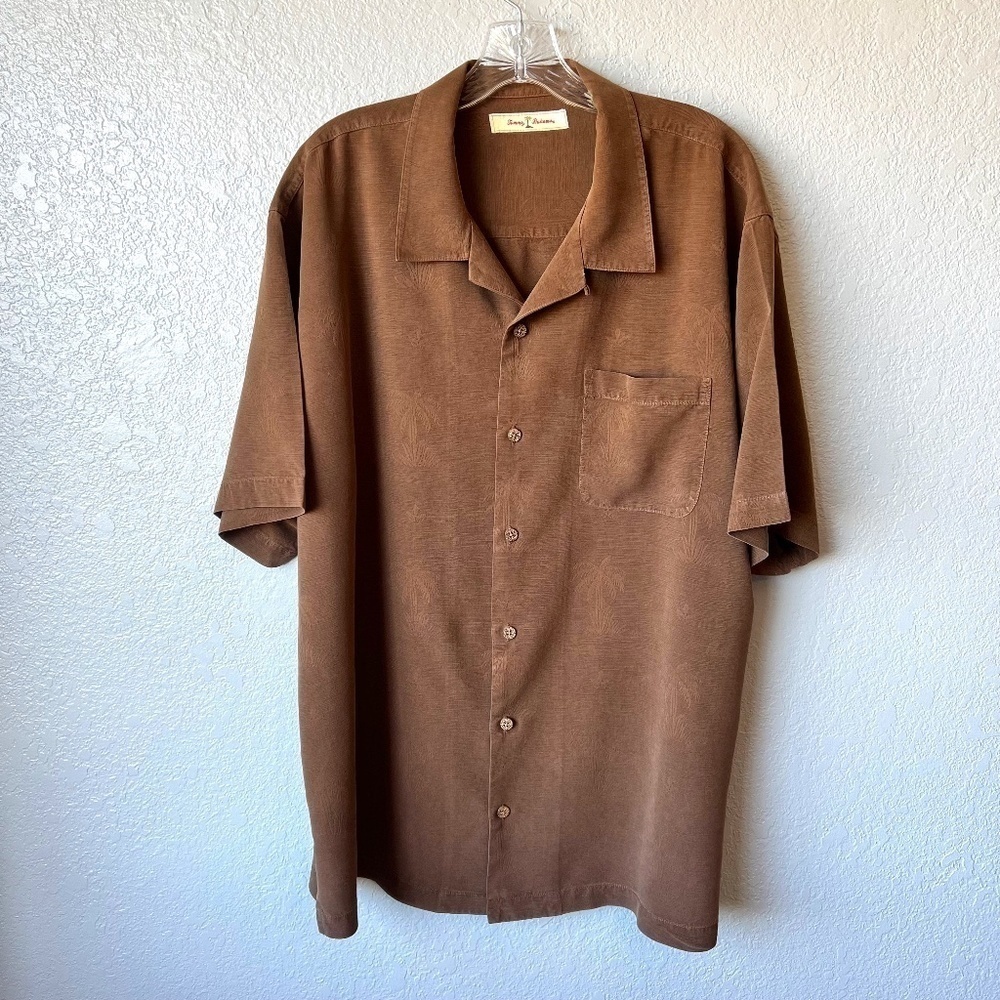*FIRM PRICE* Tommy Bahama classic 100% silk Hawaiian button front shirt